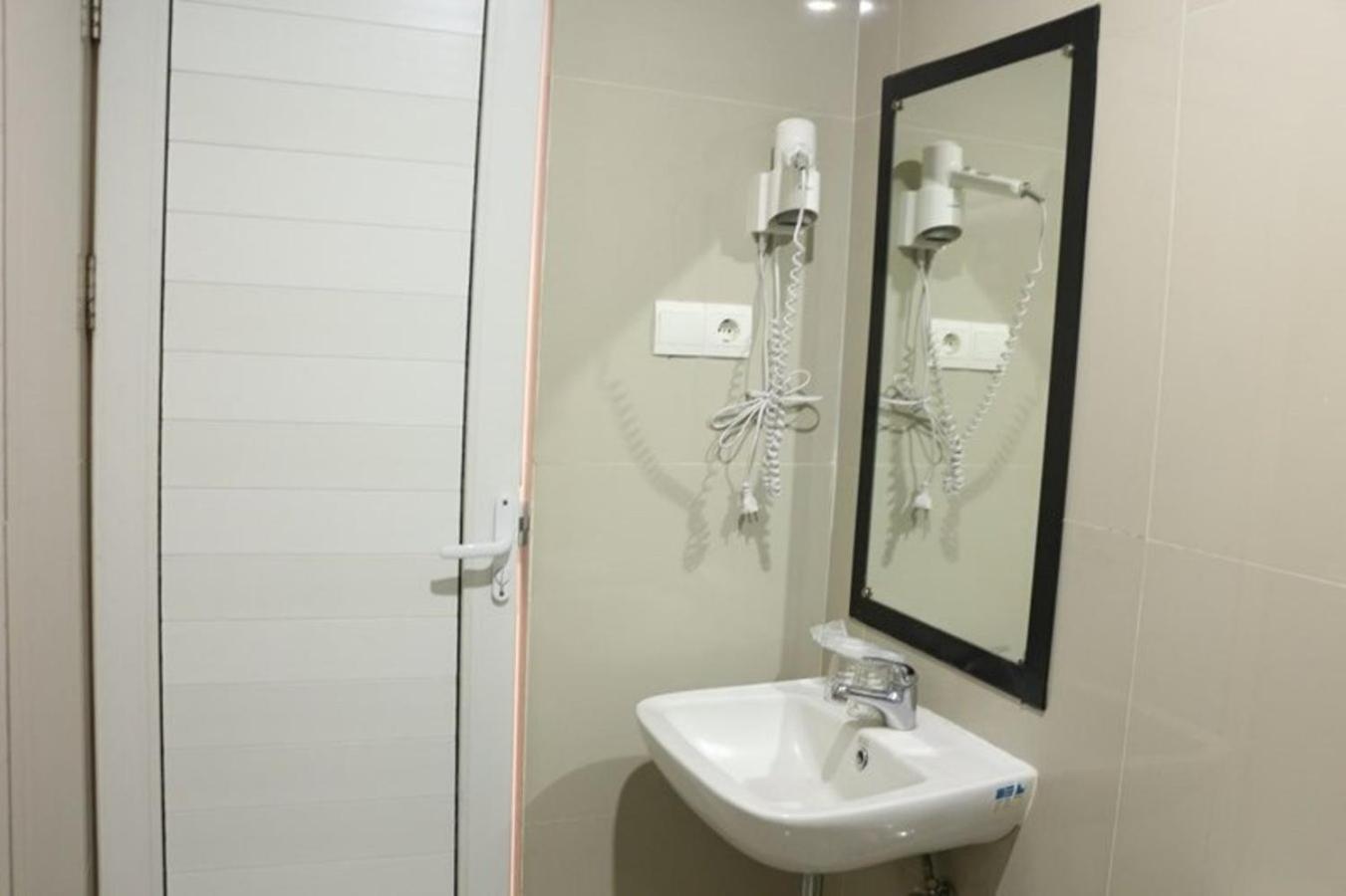 CREW EXPRESS Hotel Lubukpakam Zewnętrze zdjęcie