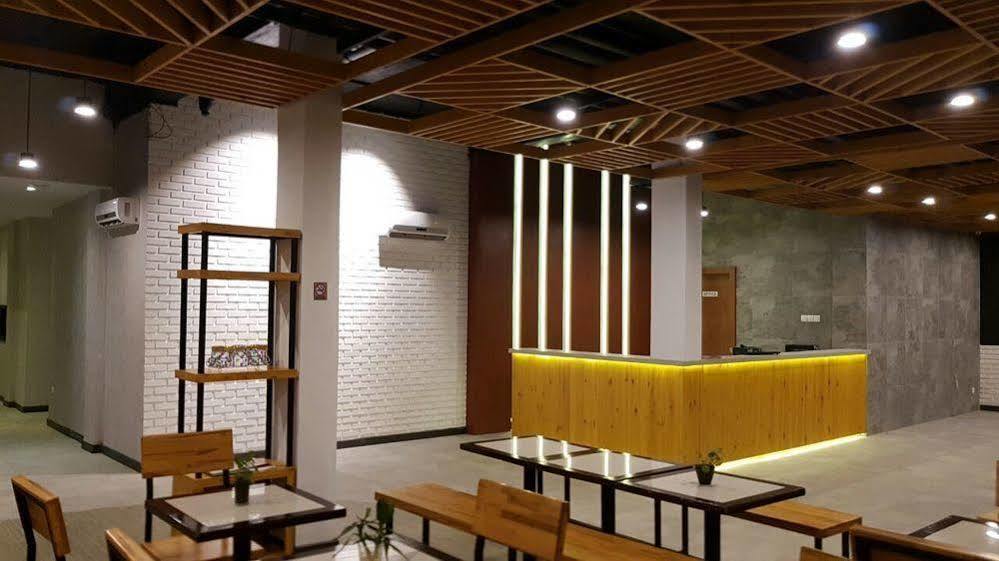 CREW EXPRESS Hotel Lubukpakam Zewnętrze zdjęcie